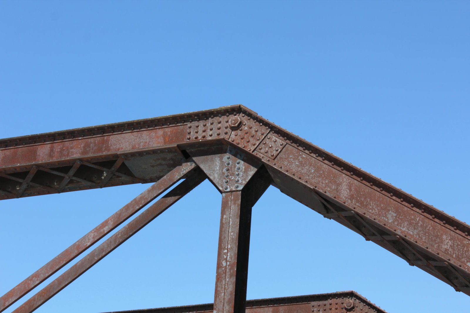 Upper angle connection, east span